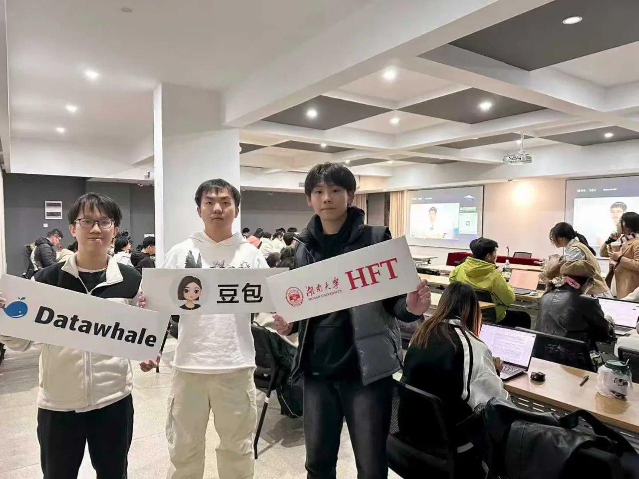 豆包应用生成挑战赛现场协作
